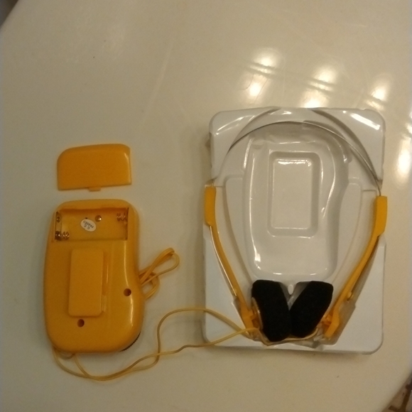 Vintage AM radio yellow and black never used an original box - Picture 3 of 4